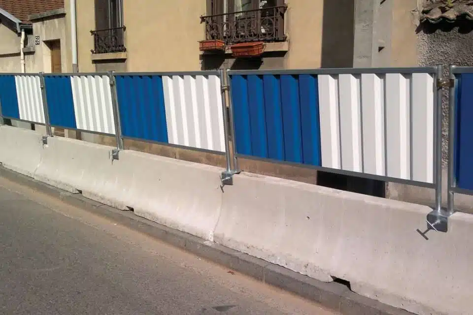 Séparateur de voie béton avec clôture bardé